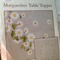 Marguerites Table Topper